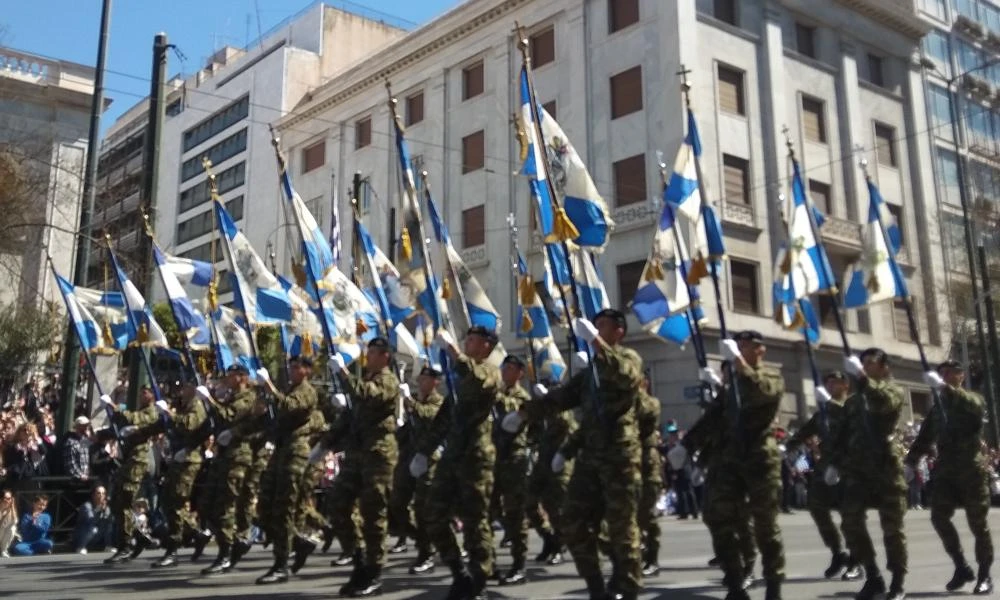 Καιρός 25ης Μαρτίου: Ζέστη, νοτιάδες και ξαφνικές βροχές – Επιστροφή του «καλοκαιριού»